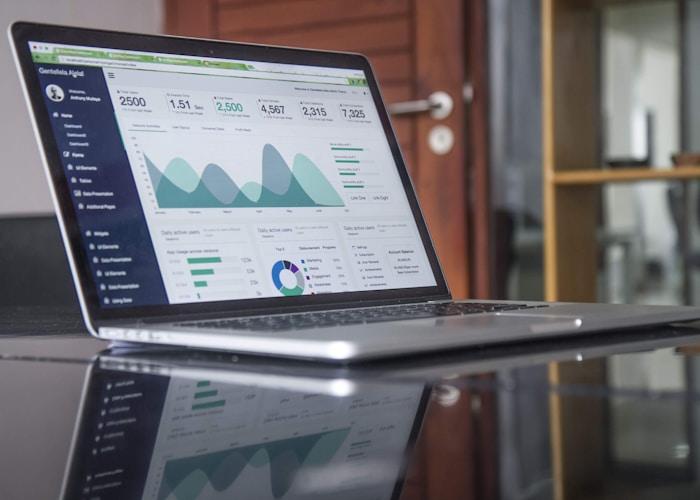 Dashboard de SAIT ERP en laptop